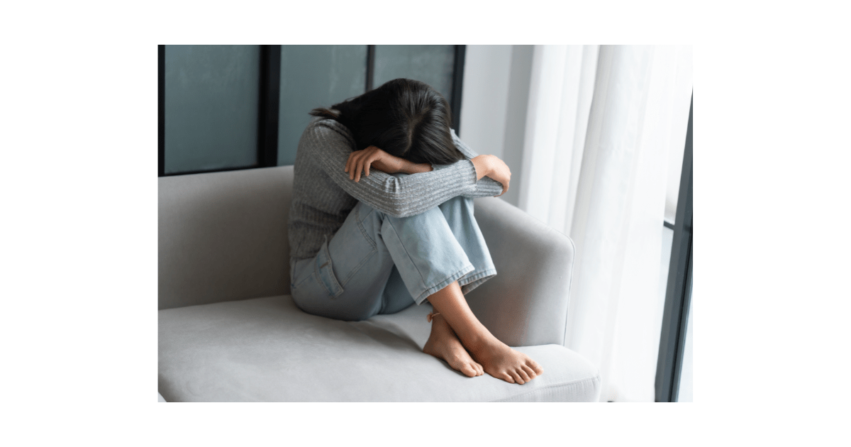 悲しんでいる女性